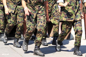 Militairen moeten zelf kleding kopen