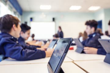 Scholen besteden inhuur aan om hoge inhuurtarieven tegen te gaan