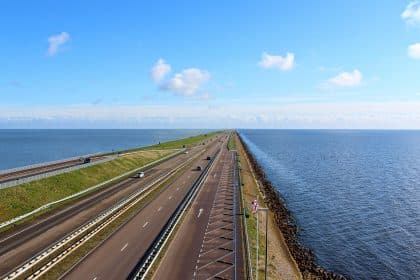 Versterking Afsluitdijk vertraagd door missende informatie Rijkswaterstaat
