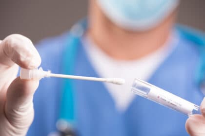 Niet aanbesteden opdracht snelteststichting mogelijk onrechtmatig