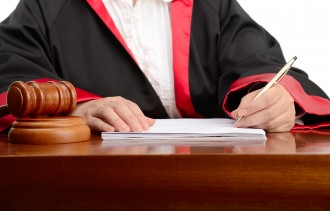 De rechter in kort geding over aanbestedingen