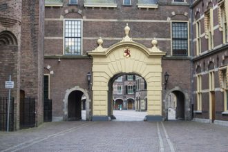 Kamer neemt moties aanbesteden aan