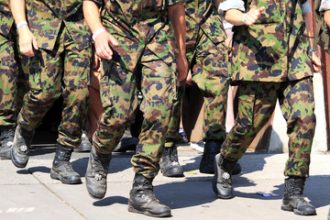 Militairen moeten zelf kleding kopen